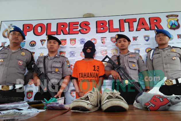 Pelaku Fajar Irfantoro dan sejumlah barang bukti saat press release di Mapolres Blitar. foto: AKINA/ BANGSAONLINE