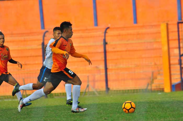 Pemain Persibo Afandi yusuf sedang menggiring bola. Dia merupakan adik kandung pemain nasional Samsul Arif Munif.