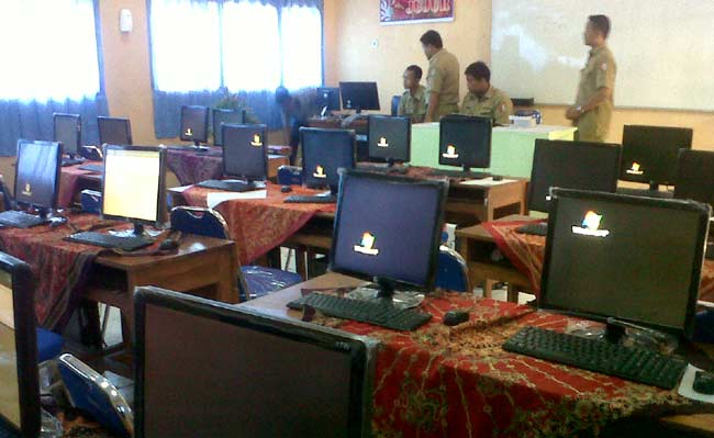 MASIH RAWAN: SMAN 4 Bojonegoro salah satu sekolah yang menggelar UN CBT tahun ini. foto: eky nurhadi/ BANGSAONLINE