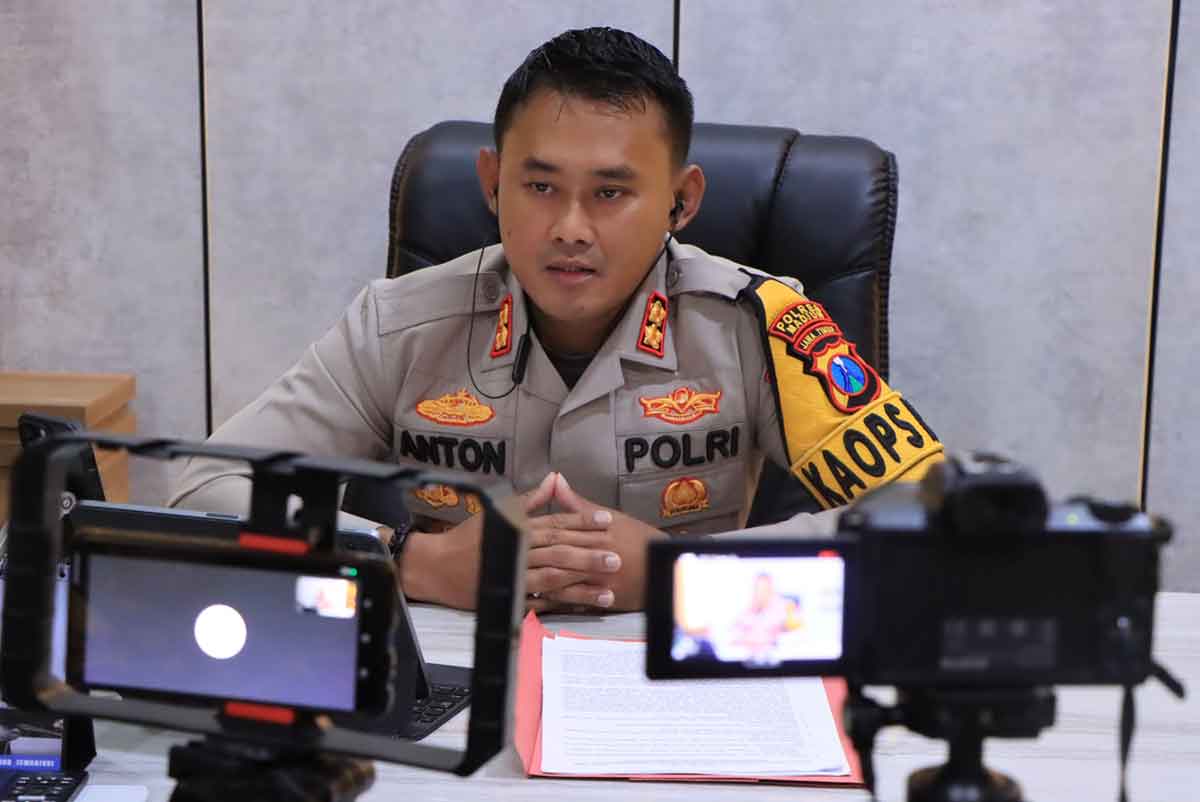 Kapolres Madiun, AKBP Anton Prasetyo ketika membeberkan kasus pembakaran bayi oleh ibunya.