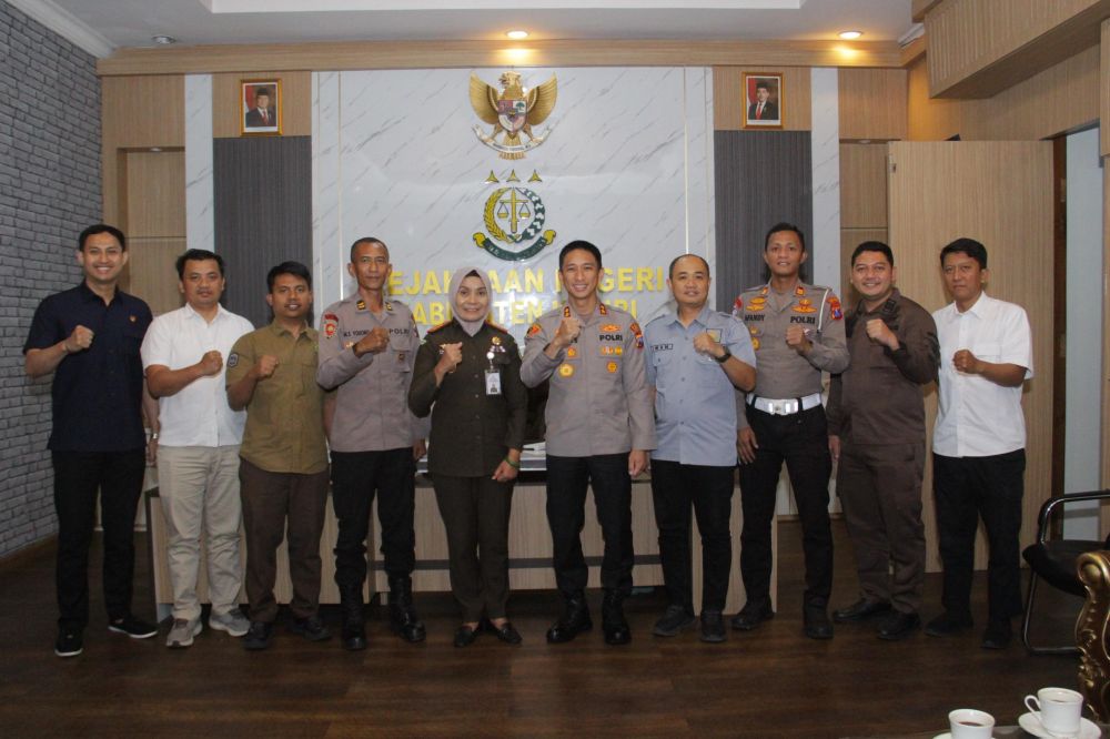 Kapolres Kediri Kota AKBP Anggi Saputra Ibrahim dan Kepala Kejaksaan Negeri Kabupaten Kediri Dr. Ismaya Hera Wardanie bersama jajarannya. (Ist). 