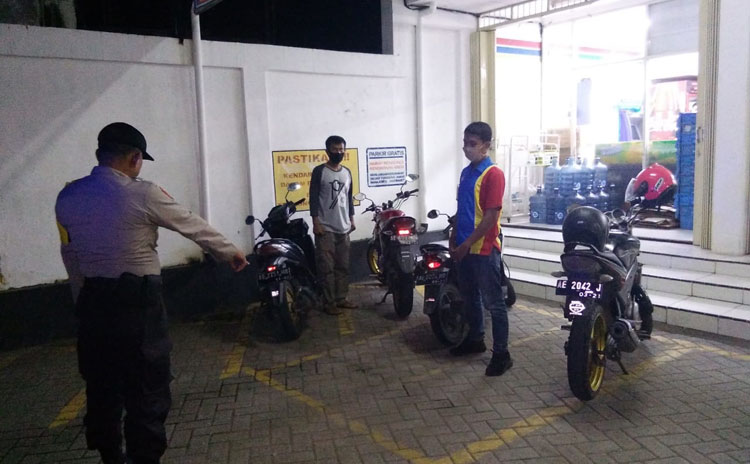 Halaman parkir minimarket di Jl. Raya Ngawi - Maospati yang menjadi lokasi hilangnya motor.