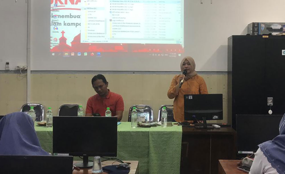 Wartawan Kompas, Runik Sri Astuti, saat menjelaskan materi tentang dasar jurnalistik di MA Nulur Huda, Desa Kalanganyar.