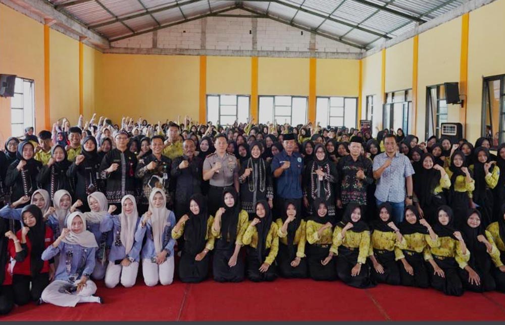 Para siswa SMKN 1 Bojonegoro foto bersama usai sosialisasi.