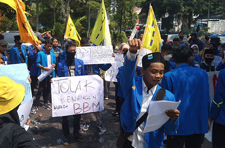 PMII cabang Ngawi gelar aksi demo di depan gedung DPRD Kabupaten Ngawi, Selasa (6/9/2022)