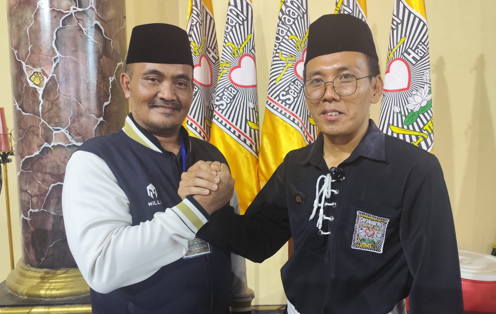 Asisten Pemerintahan dan Kesra Sekda Kota Kediri Syamsul Bahri (kiri) dan 
Ketua PSHT Cabang Kota Kediri Pusat Madiun, Kangmas Agung Sediana. Foto: Muji Harjita/BANGSAONLINE