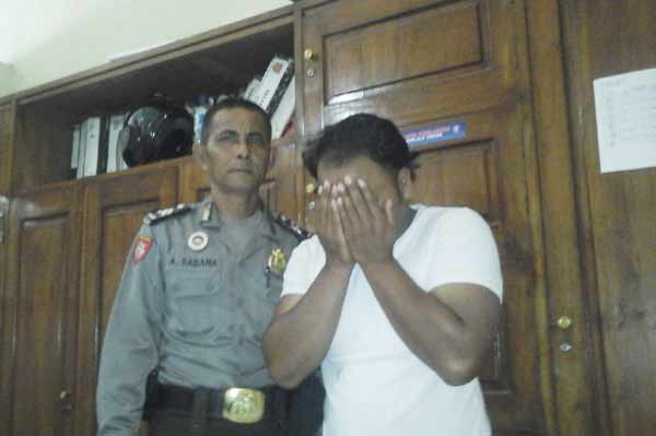 Pelaku saat diamankan di Mapolsek Pagu, Kabupaten Kediri. (foto: dendi martoni/BANGSAONLINE)