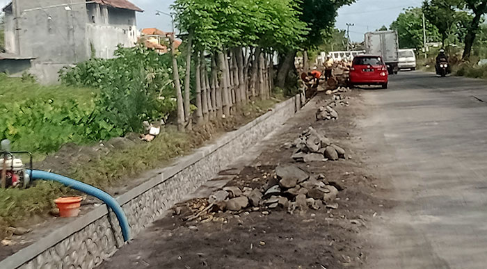 Pengerjaan plengsengan di Jalan Lingkar Utara Kota Probolinggo yang dilakukan Pemprov Jatim.