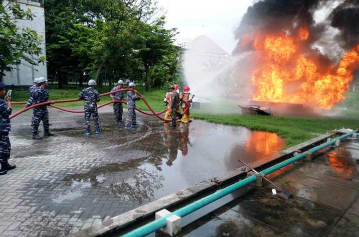 Suasana pemadaman kebakaran oleh Tim PEK di Koarmada II.