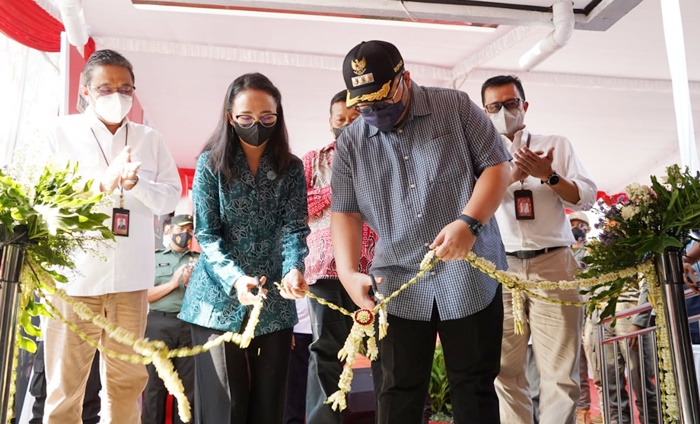 Bupati Kediri Hanindhito Himawan Pramana didampingi Ketua Tim Penggerak PKK Kabupaten Kediri Eriani Annisa Hanindhito, saat menggunting pita peresmian Garasi UMKM di Kecamatan Grogol. foto: ist.