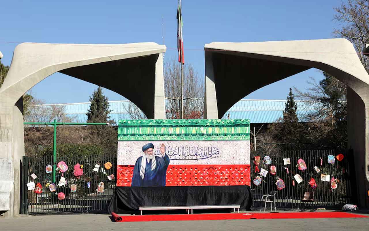 Tugu peringatan sementara untuk menghormati pimpinan tertinggi Iran, Ayatollah Ali Khamenei di sebuah jalan, setelah meninggal dunia dalam serangan Israel dan AS, pada Sabtu (4/3/2026). Foto: REUTERS