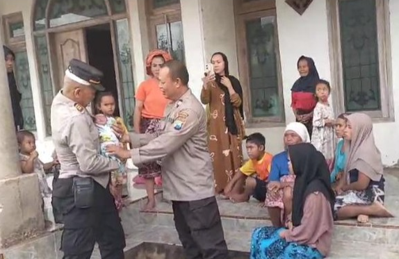 Anggota Polsek Banyuates saat melihat bayi perempuan yang ditemukan warga