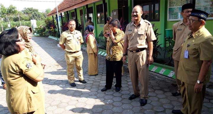 Bupati Blitar Rijanto didampingi Kepala Dinas Pendidikan Budi Kusumarjaka dan Kepala Kemenag Suhadi melakukan pemantauan pelaksanaan ujian SD dan SMP.
