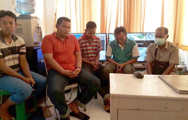 Karyawan RSUD Syamrambu yang kedapatan pesta sabu saat diamankan. foto: istimewa