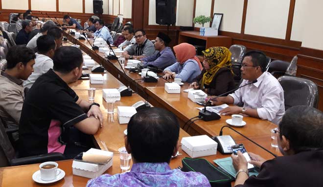 Suasana hearing sexy dancer di DPRD Gresik. (ft-syuhud/bangsaonline)