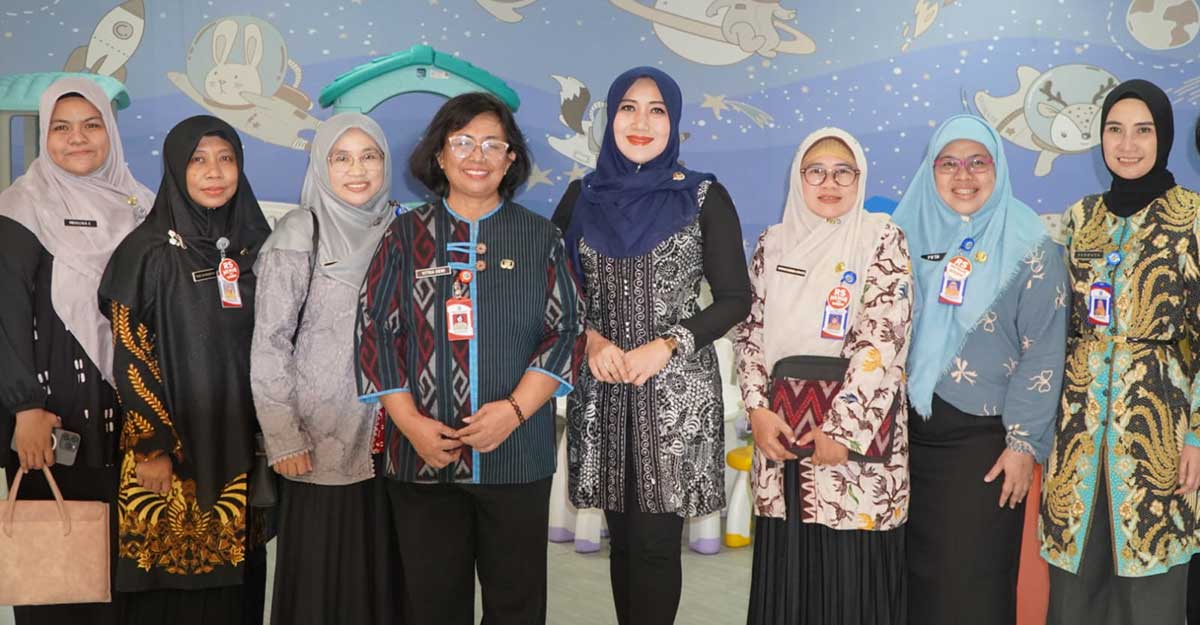 Anggota DPD RI asal Jawa Timur, Lia Istifhama atau yang akrab disapa Ning Lia, saat kunjungan ke RS Menur Surabaya.