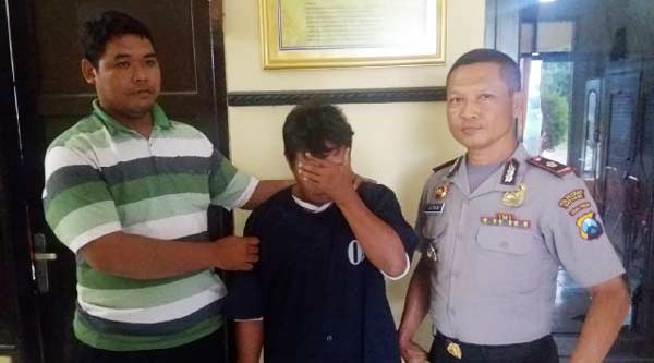 Tersangka pengguna sabu didampingi Kapolsek Benowo. foto: ekoyono/ BANGSAONLINE