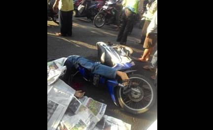 Korban tewas sesaat sebelum dievakuasi. (foto: agus hp/BANGSAONLINE)