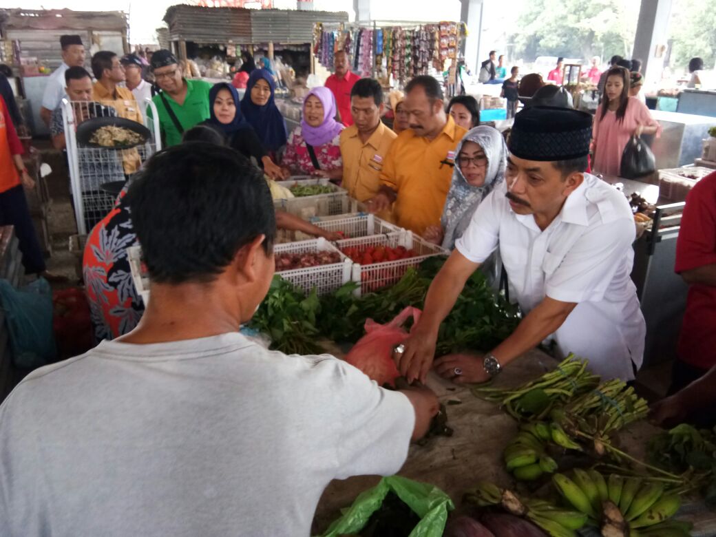 Gus Syaf saat dialog dengan salah satu pedagang. foto: BANGSAONLINE