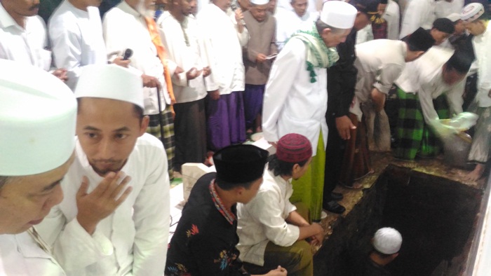 Ribuan jamaah menyaksikan prosesi pemakaman almaghfurlah KH. Abd. Rahman Yahya, seraya berdoa dan bertalqin, Jumat (4/5). Foto: IWAN I/BANGSAONLINE
