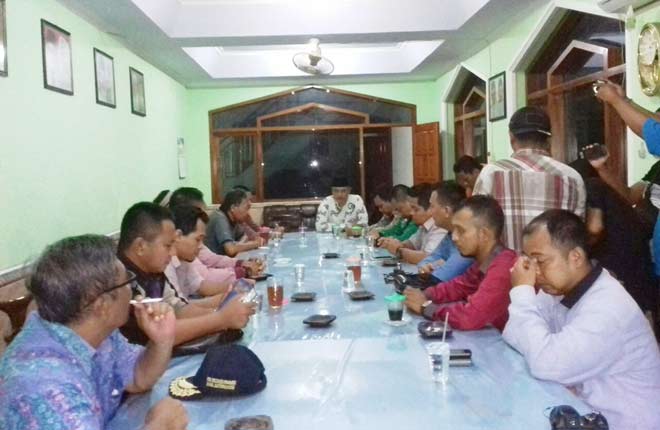 Ketua PCNU Situbondo, KH. Zaini Shonhaji (depan) saat menerima Oknum pejabat eselon II Pemkab Situbondo dan dua orang guru di Situbondo di Kantor PCNU setempat.