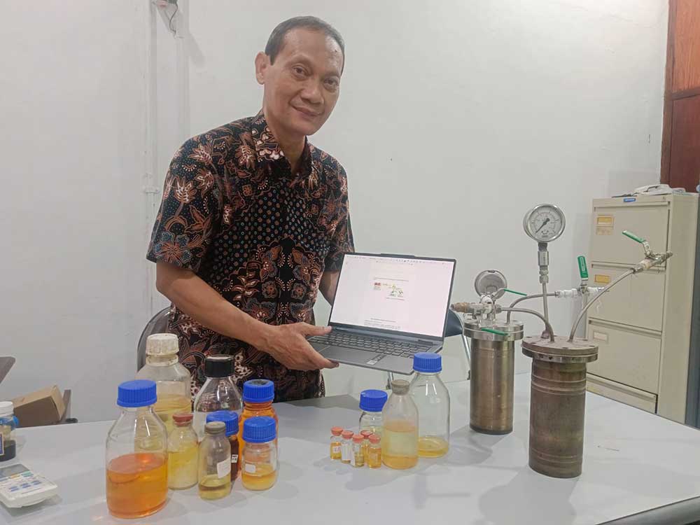 Hendro Juwono menjelaskan proses degradasi plastik dengan biomasa nyamplung, CPO, dan WCO bersama dengan hasil dan alat penelitian yang digunakan. (Ist)