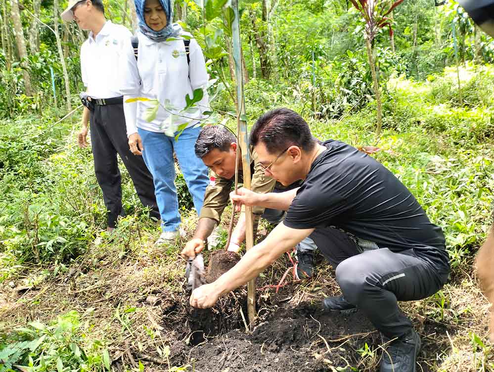 CEO Kencana Grub, Hendry Setiawan (kanan) menanam bibit pohon didampingi Pembina Yayasan Grojokan Sewu di kaki Gunung Welirang.