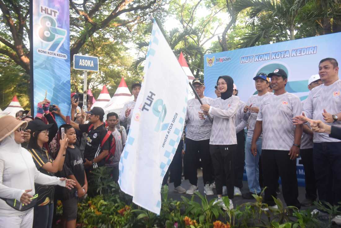 Wali Kota Kediri, Vinanda Prameswari saat memberangkatkan peserta jalan sehat