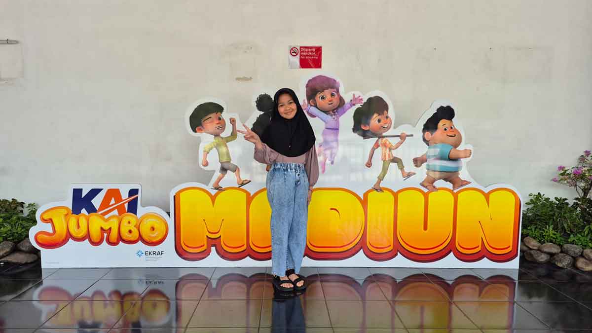 Photo booth Jumbo yang ada di Stasiun Madiun.