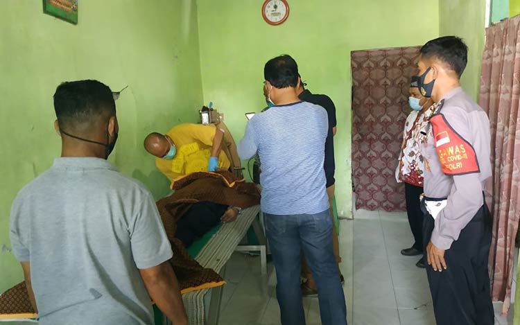 Tim Inafis saat memeriksa jenazah korban.