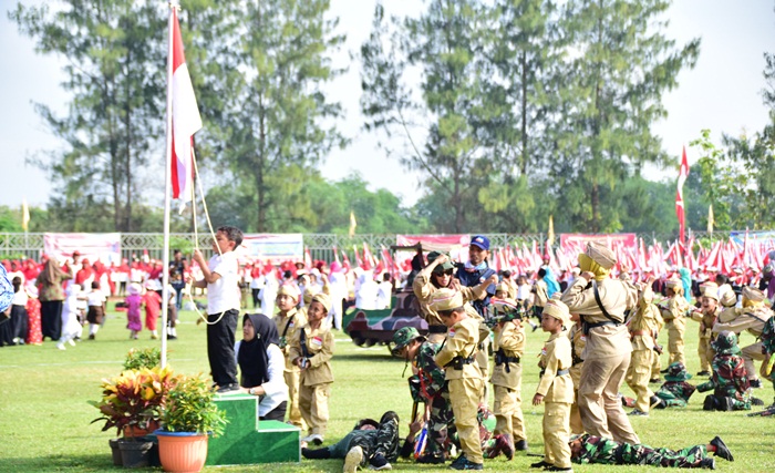 Atraksi drama kolosal yang dimainkan siswa TK dihadapan Bupati Madiun.