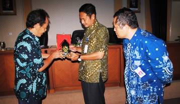 Sekkab Lamongan Yuhronur didampingi Assisten Tata Praja , M. Farikh menerima kunjungan dari Banjarnegara. foto: haris/BANGSAONLINE