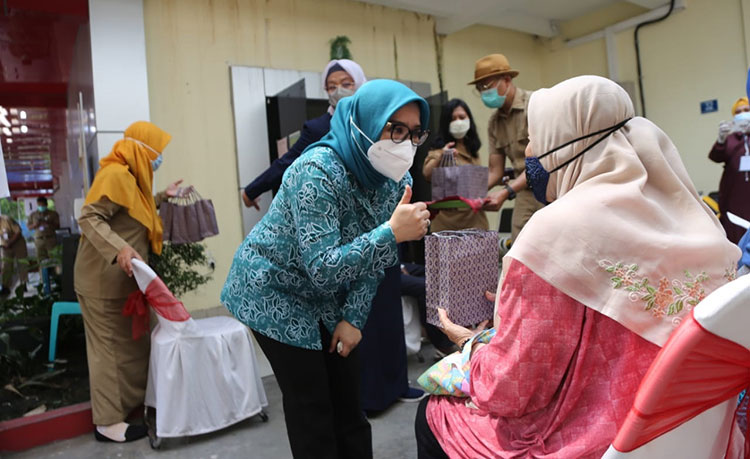 Beri Dukungan Penerima Vaksin dan Nakes, Ketua TP PKK Surabaya Keliling Puskesmas