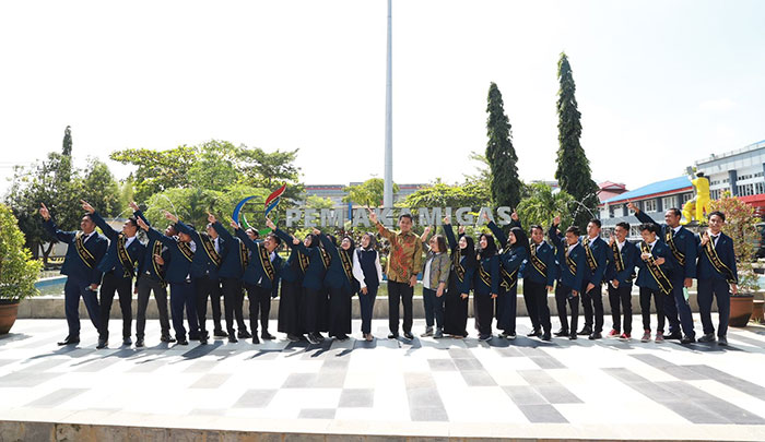 Pemuda Tuban setelah menerima kelulusan dari PEM Akamigas.