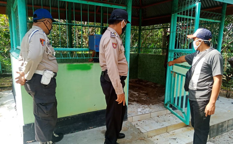 Polisi melakukan olah TKP di lokasi kejadian.