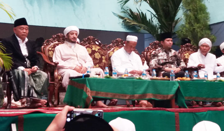 DARI KIRI: Dr. KH. Asep Saifuddin Chalim, MA, Syaikh Muhammad Bin Ismail, KH. Abdul Salam Mujib, dan Emil Elestianto Dardak. foto: bangsaonline.com