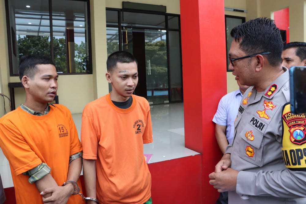 Kapolres Bangkalan, AKBP Febri Ismanjaya saat konferensi pers bersama dua pelaku di Mapolres Bangkalan