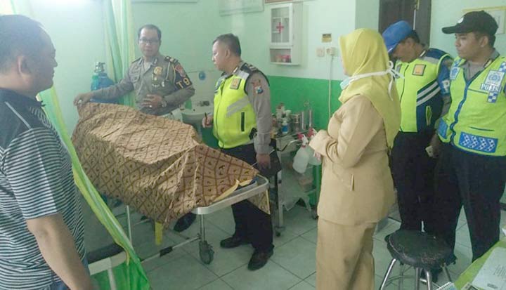 Korban mengalami luka berat (LB) dan akhirnya meninggal dunia dalam perawatan di Puskesmas Ponco, Kecamatan Parengan.