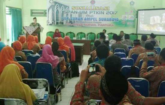 Drs. Ahmad Badrus Sholeh, Plt Kakan Kemenag Kabupaten Tuban saat memberikan sambutan sosialiasi SPAN dan UM-PTKIN UIN SA di Aula Kemenag Tuban.
