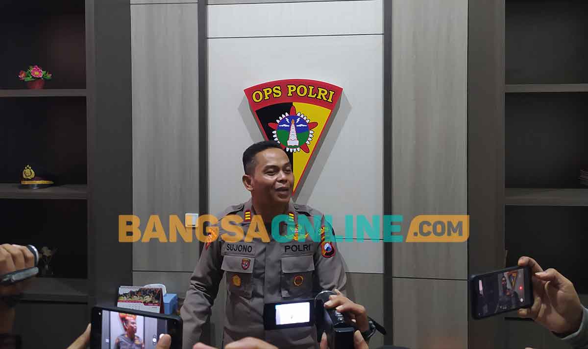 Kabagops Polres Sampang, AKP Sujono, saat memberi keterangan kepada awak media. Foto: MUTAMMIM/BANGSAONLINE
