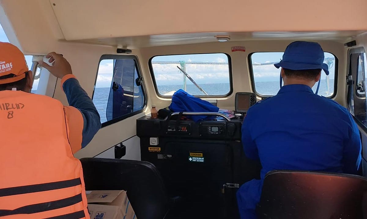 Tim gabungan dari Polairud Polres Sampang dan BPBD saat mencari keberadaan korban nelayan. Foto: Polairud Polres Sampang for BANGSAONLINE