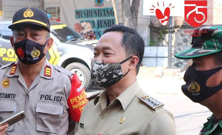 Gandeng Mahasiswa FK UMS, Muspika Junrejo Bagi-bagi Ribuan Masker