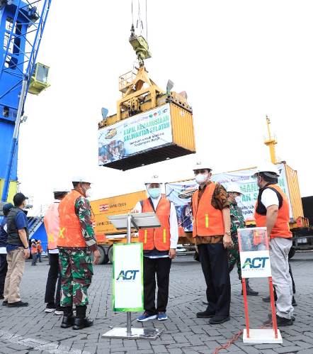 Gubernur Jatim Khofifah Indar Pawawansa bersama Ketua Dewan Pembina Aksi Cepat Tanggap (ACT) Ahyudin, Ketua Dewan Pembina Yayasan Penguatan Peran Pesantren (YP3I) Abuya KH. Mahfudz Syaubari serta Ketua YP3I Marzuki Alie melepas bantuan berupa 1.000 ton beras dan logistik melalui Kapal Kemanusiaan ke Kalimantan Selatan di Dermaga Berlian Jasa Terminal Indonesia Tanjung Perak Surabaya, Sabtu (30/1/2021). foto: ist/ bangsaonline.com .