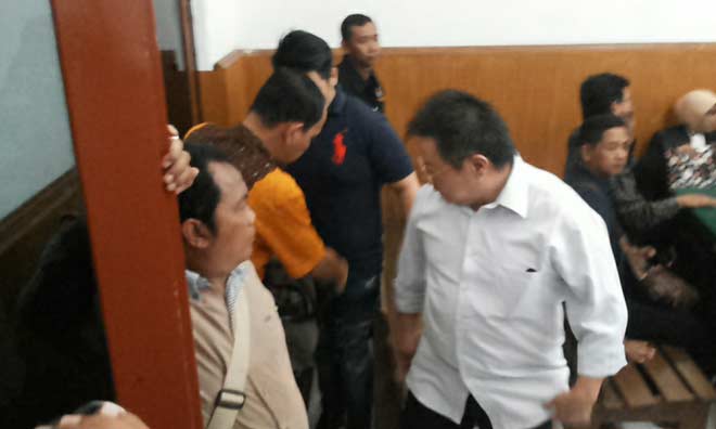Terdakwa Helito Tjonggro alias Abraham (baju putih) saat hendak mengikuti sidang.