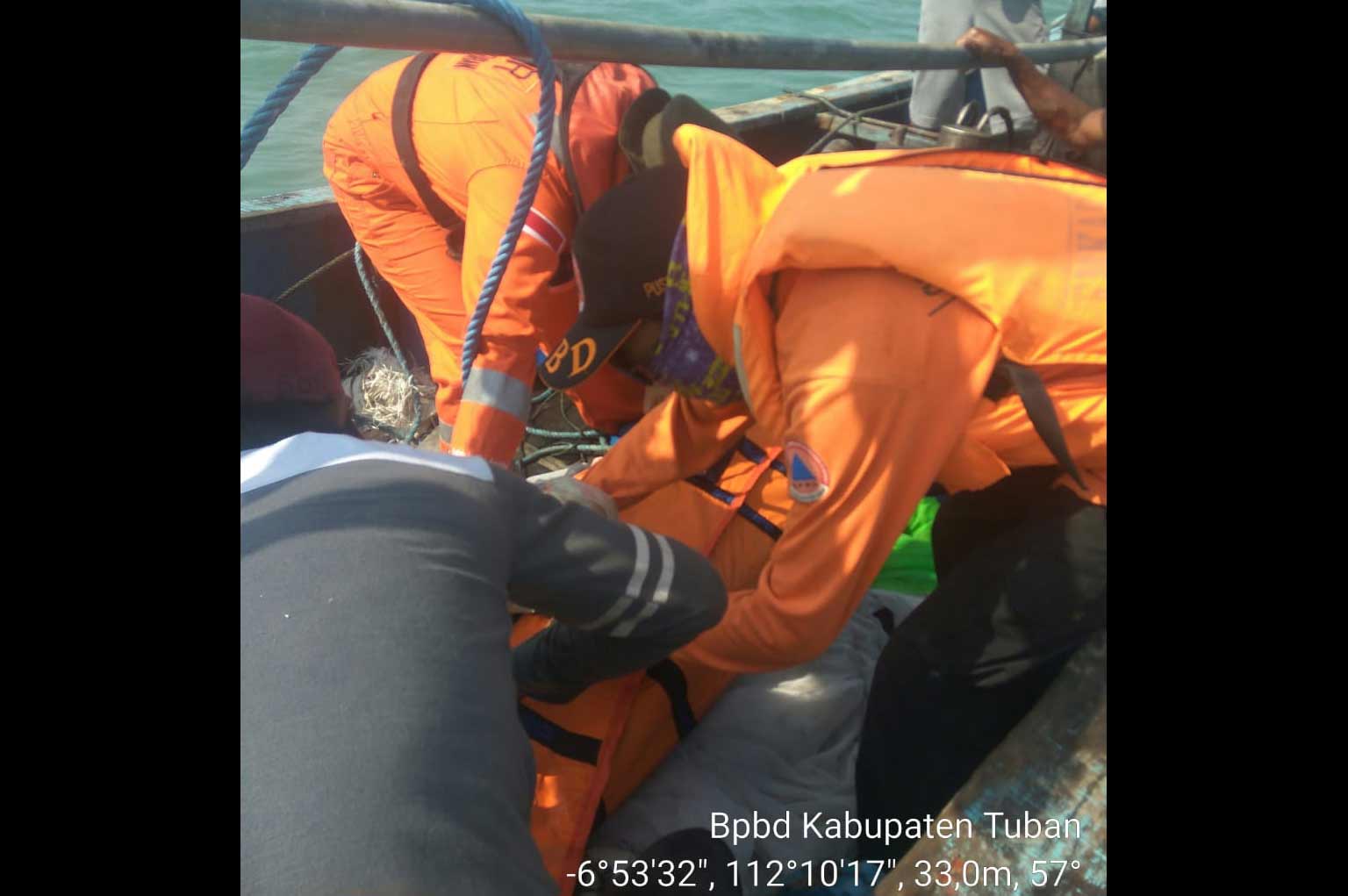 Tim BPBD saat mengevakuasi korban.