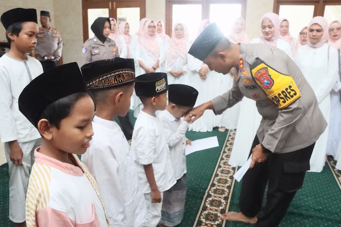 Kapolres Kediri Kota AKBP Bramastyo Priaji saat menyerahkan santunan. (Ist).