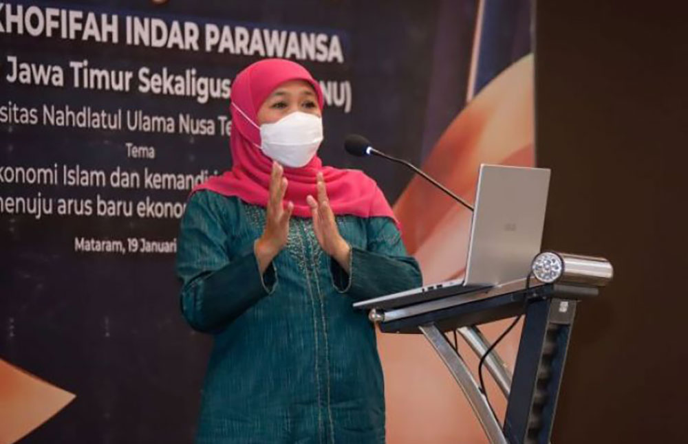Gubernur Jawa Timur Khofifah Indar Parawasan saat menjadi Keynote Speaker dalam Studium Generale Universitas Nahdlatul Ulama (UNU) Nusa Tenggara Barat yang mengambil tema Ekonomi Islam dan Kemandirian Umat Menuju Arus Baru Ekonomi Indonesia di Hotel Prime Park Mataram, Rabu (19/1). Foto: Humas Pemprov Jatim