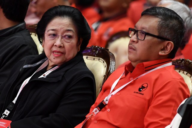 Sekjen PDIP Hasto Kristiyanto bersama Ketua Umum PDIP Megawati Soekarnoputri dalam suatu acara.