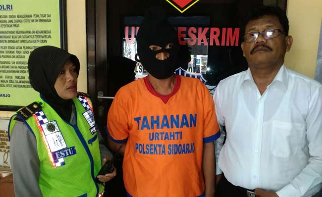 Tersangka diamankan di Mapolsekta Sidoarjo