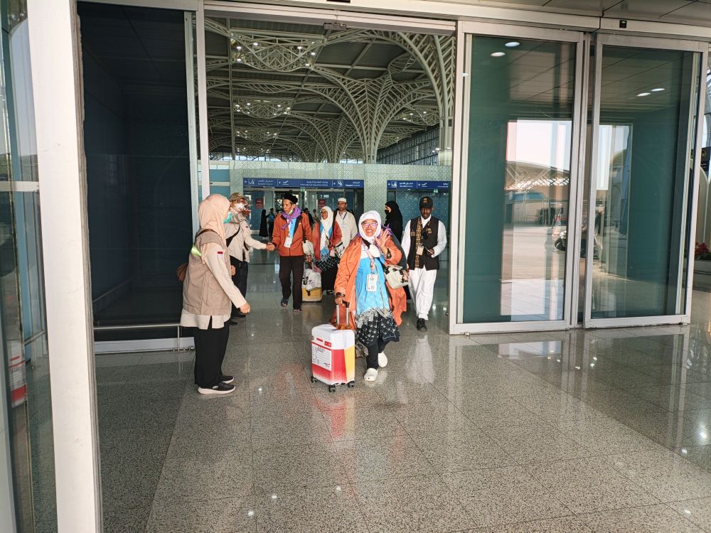 Kedatangan jemaah haji indonesia disambut petugas di bandara madinah. Foto: MCH 2026